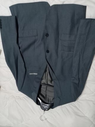 Traje de hombre gris para ceremonia