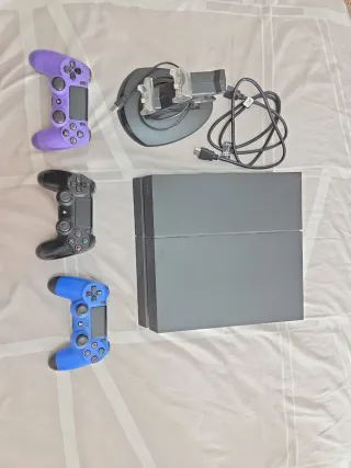 Consola PS4 + 3 Mandos (Negro, Azul, Morado)