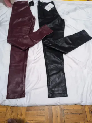 Pantalones efecto piel negros y marron