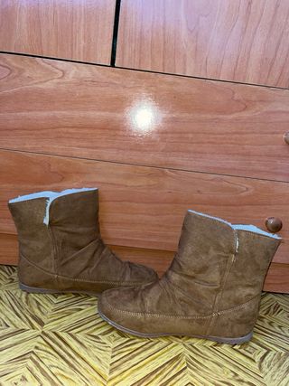 Botas marrones con borlas y pelo