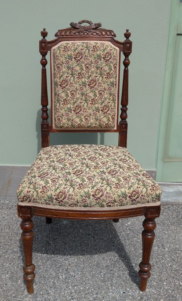 Salottino in stile con tessuto floreale