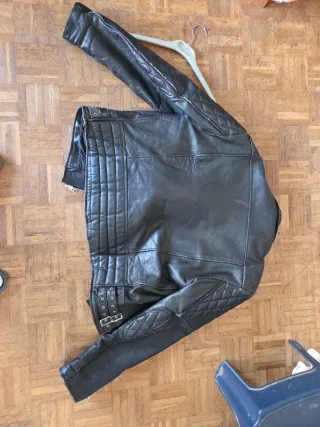 Cazadora de cuero negra