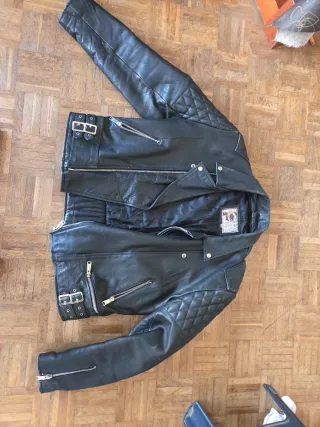 Cazadora de cuero negra