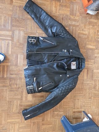 Cazadora de cuero negra