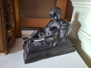 Escultura bronce niño antiguo