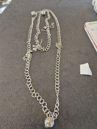 Collar largo plateado con colgante