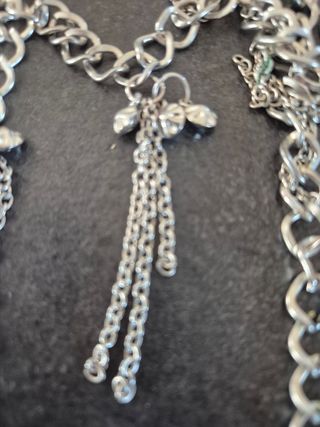 Collar largo plateado con colgante