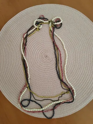 Collar de cuentas y cadena dorada