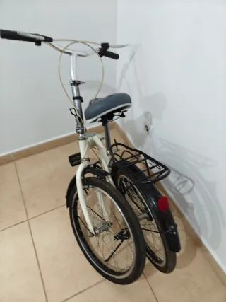 Bicicleta plegable blanca
