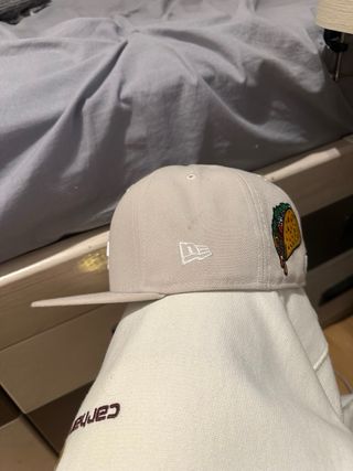 Gorra New Era Beige con Palmeras Talla 7 1/4