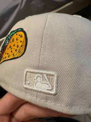 Gorra New Era Beige con Palmeras Talla 7 1/4