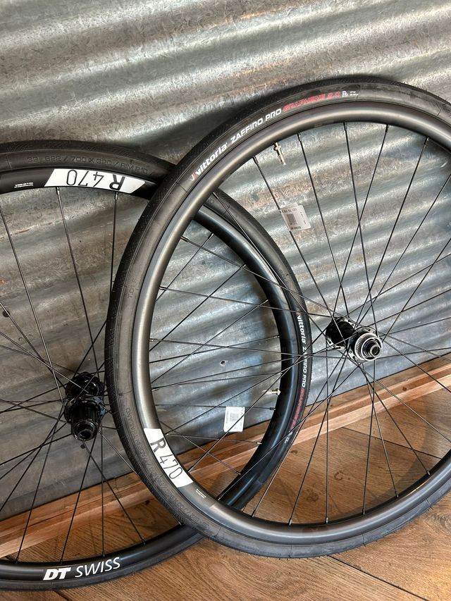 Juego Ruedas DT Swiss R470 Vittoria Zaffiro Pro