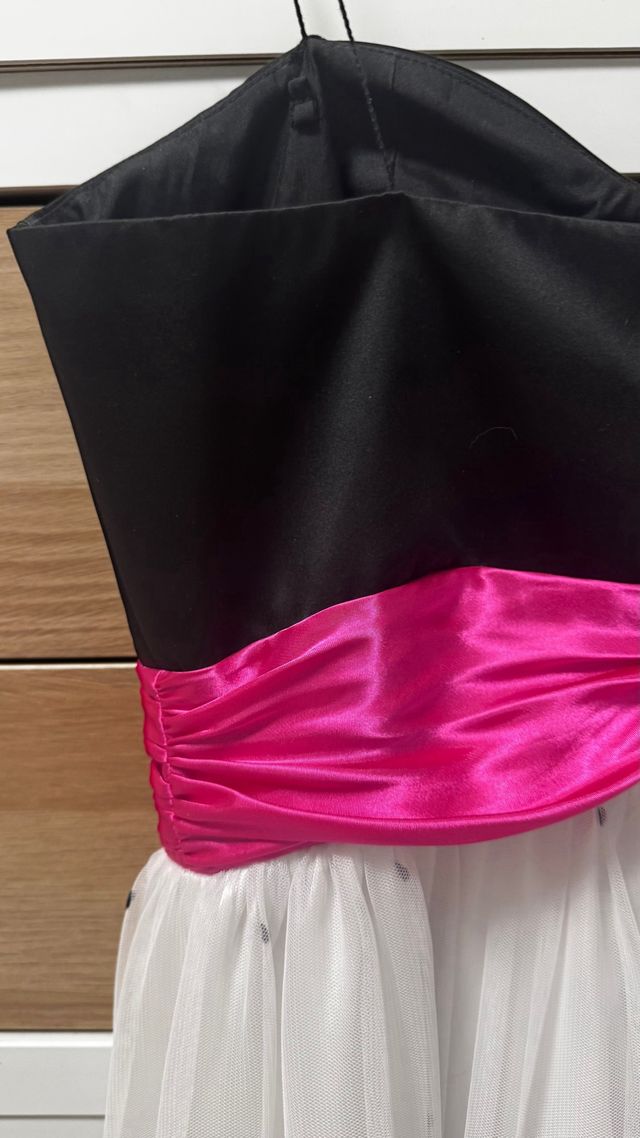 Abito nero e rosa con taglio inglese