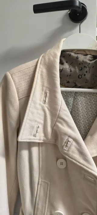Abrigo blanco con cinturón