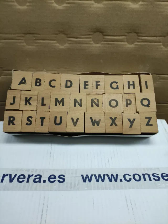 Imprentilla antigua de madera con letras de goma