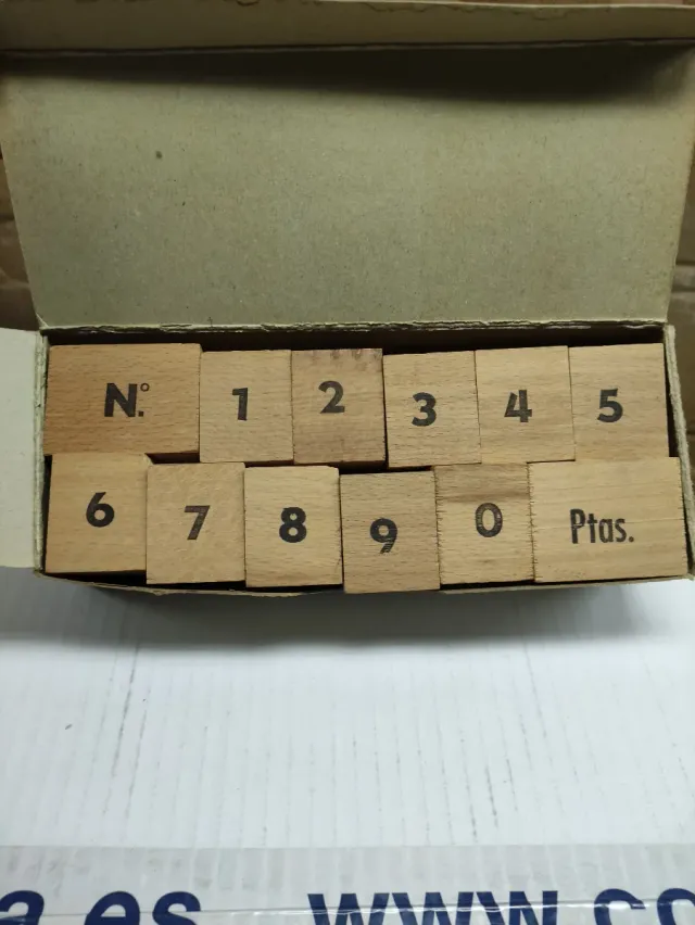 Imprentilla antigua de madera con letras de goma