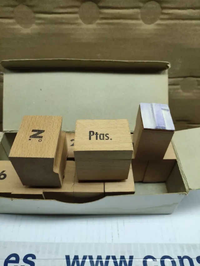 Imprentilla antigua de madera con letras de goma