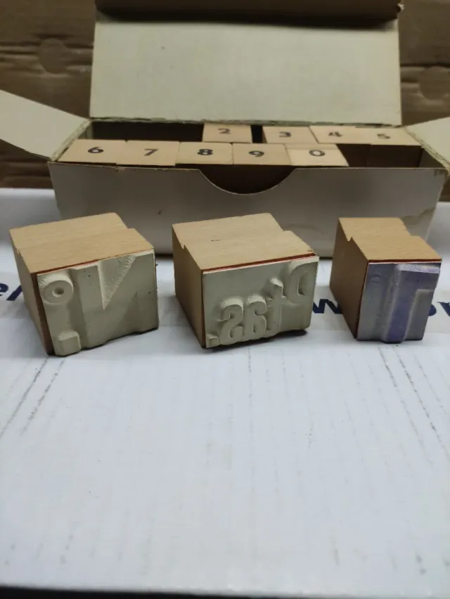 Imprentilla antigua de madera con letras de goma