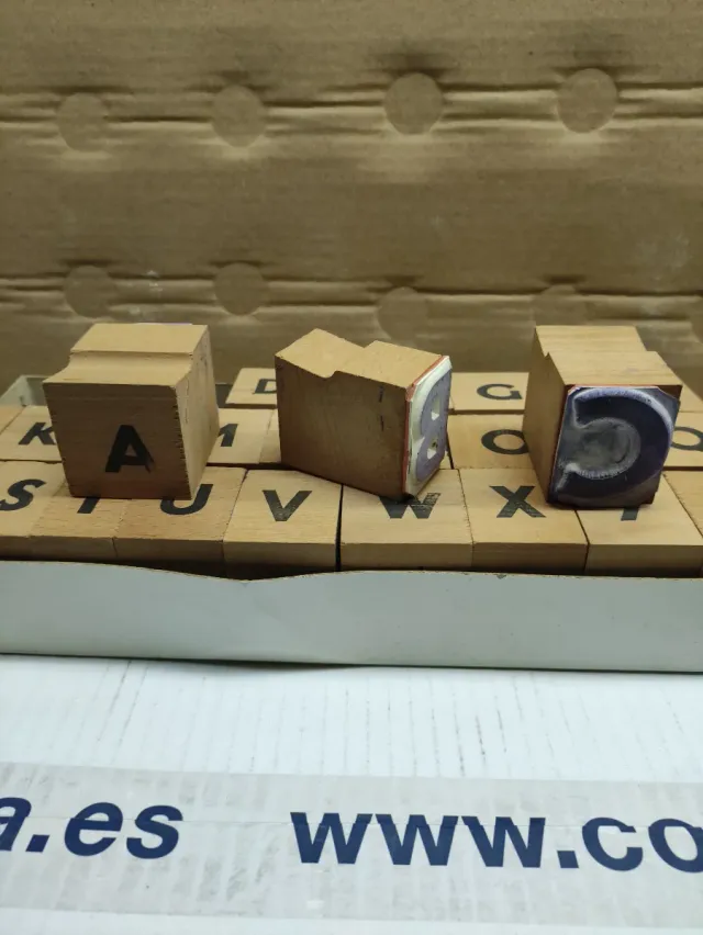 Imprentilla antigua de madera con letras de goma