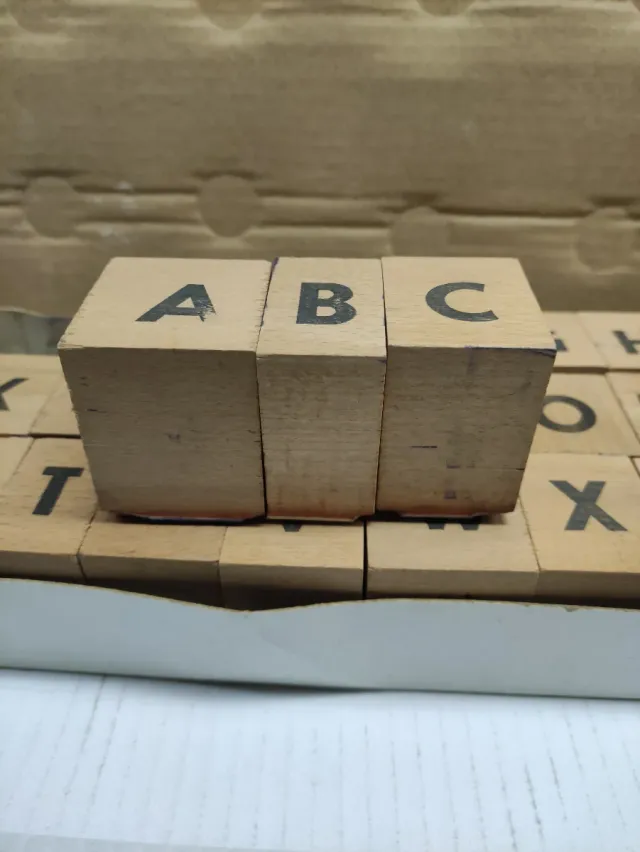 Imprentilla antigua de madera con letras de goma