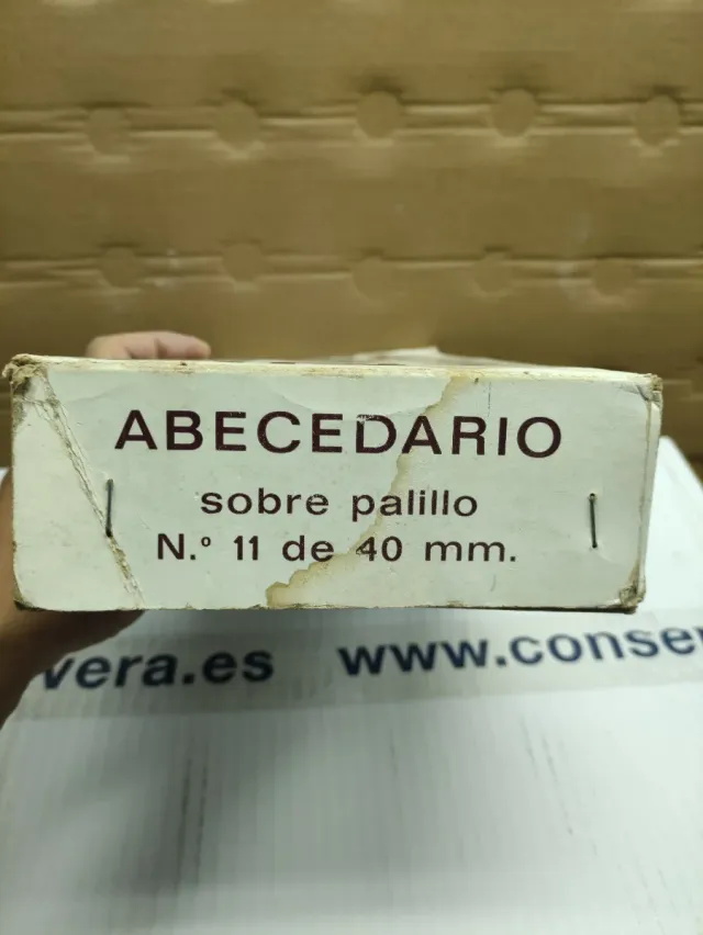 Imprentilla antigua de madera con letras de goma