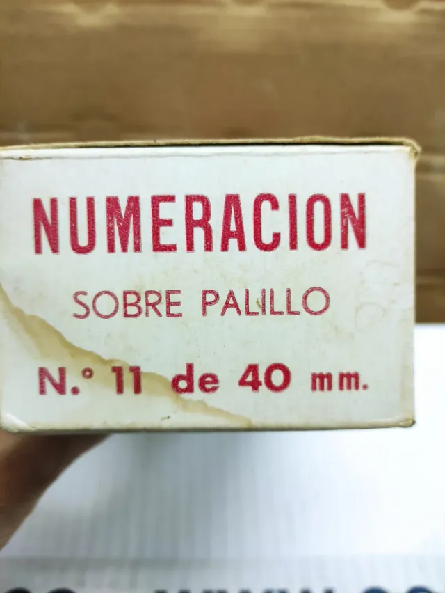 Imprentilla antigua de madera con letras de goma