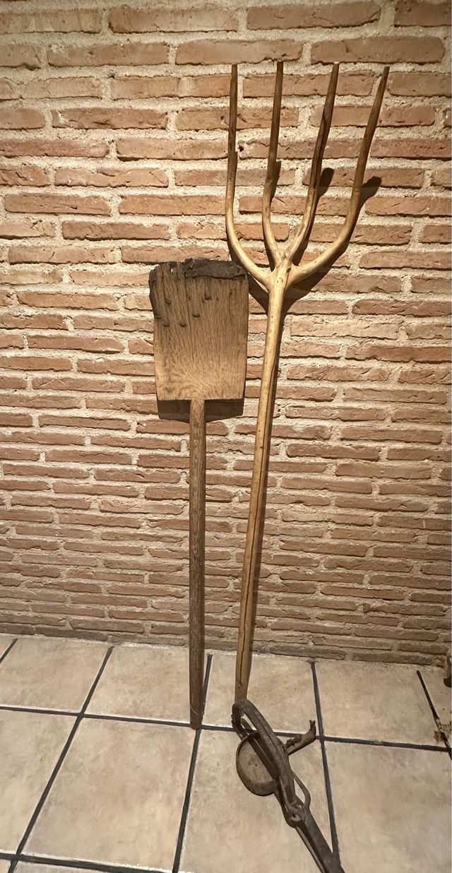 Aperos de labranza y cepo antiguos.