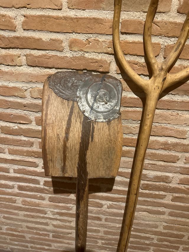 Aperos de labranza y cepo antiguos.