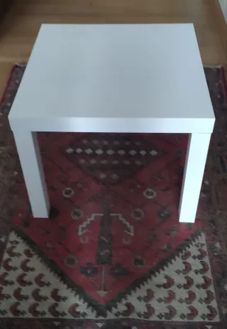 Mesa auxiliar blanca moderna