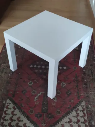 Mesa auxiliar blanca moderna