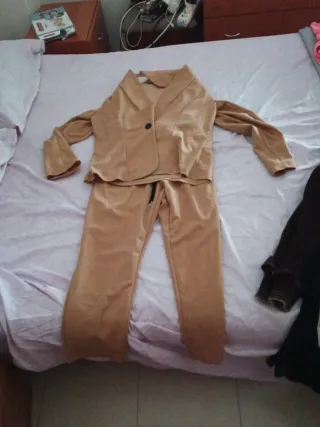 Traje de mujer beige