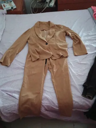 Traje de mujer beige