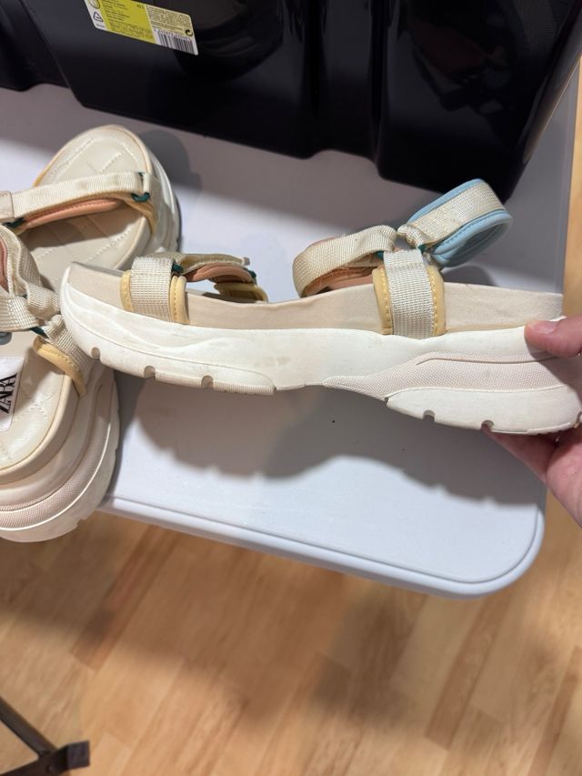 Chanclas Zara plataforma beige, azul, rosa