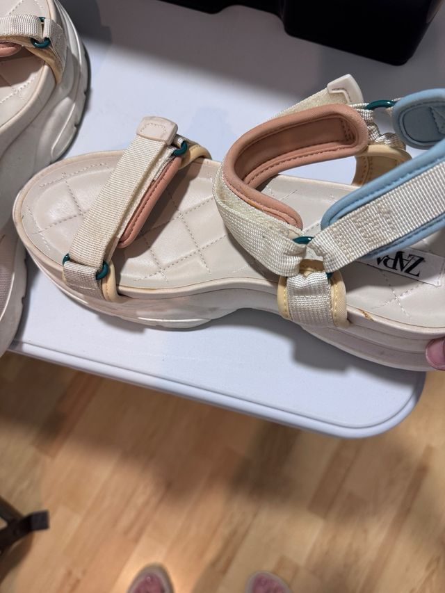 Chanclas Zara plataforma beige, azul, rosa