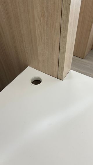 Mesa de oficina blanca con celosía a mediodía.