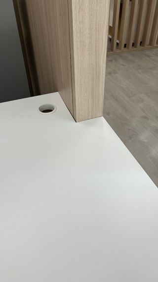 Mesa de oficina blanca con celosía a mediodía.