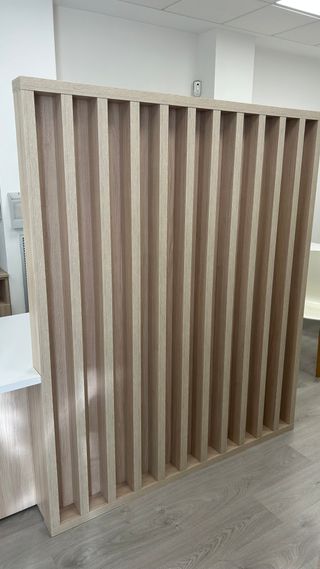 Mesa de oficina blanca con celosía a mediodía.