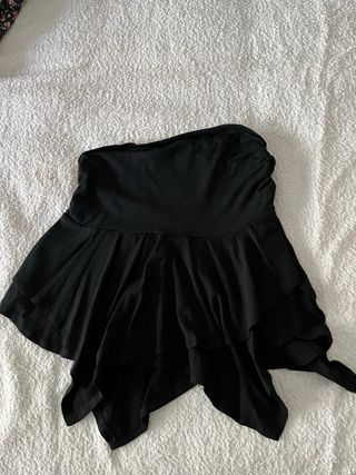 Falda negra con corte de puntas, cortita.