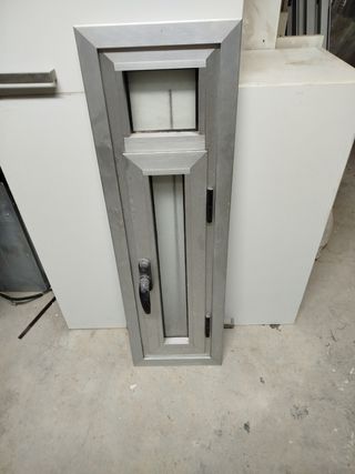 Ventana de aluminio con manilla