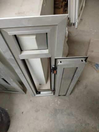 Ventana de aluminio con manilla