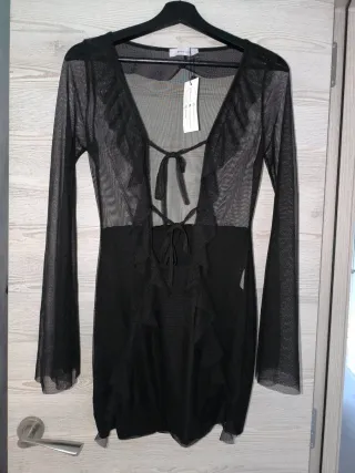 Vestido negro con transparencias