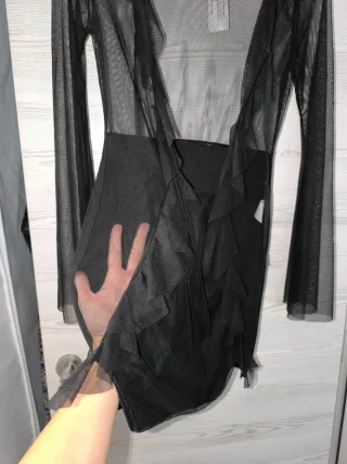 Vestido negro con transparencias