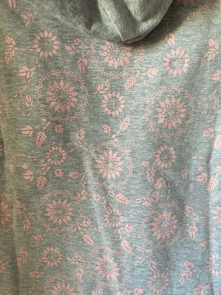 Camiseta gris de manga corta y con capucha 