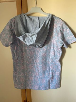 Camiseta gris de manga corta y con capucha 