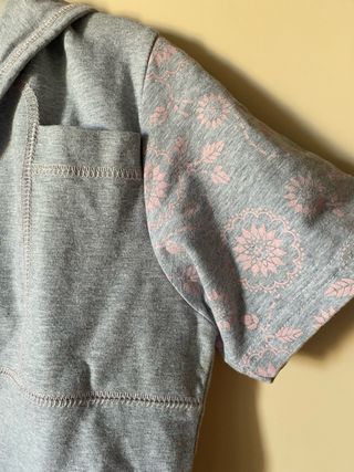 Camiseta gris de manga corta y con capucha 