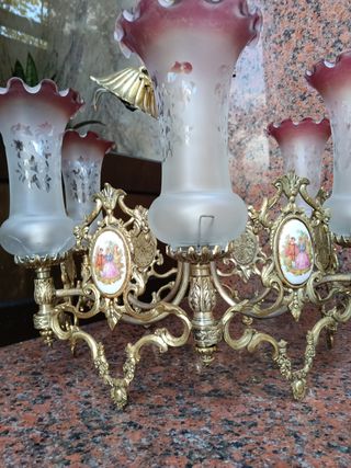 Lámpara de techo dorada con detalles