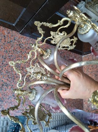 Lámpara de techo dorada con detalles