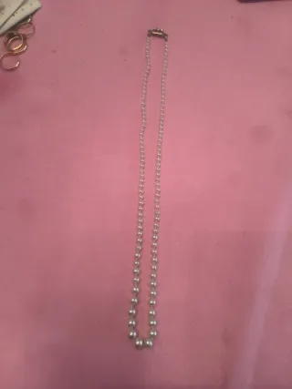 Collar de perlas con broche plateado