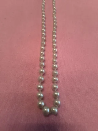 Collar de perlas con broche plateado