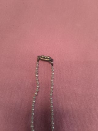 Collar de perlas con broche plateado